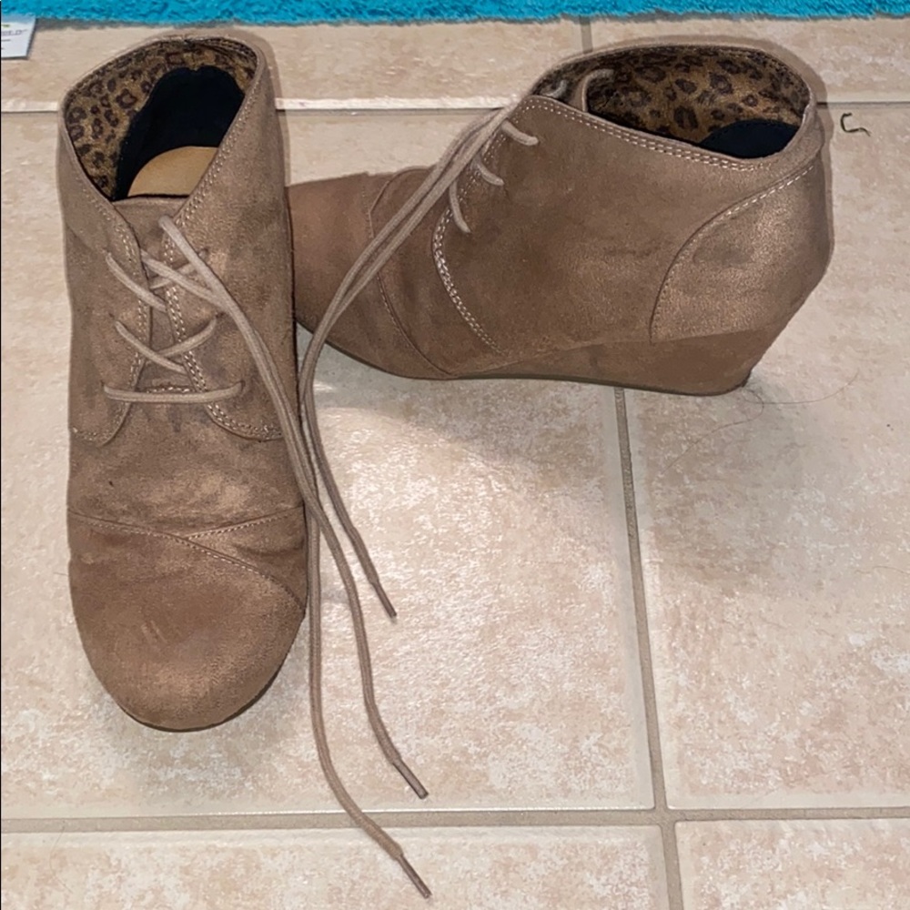 Tan closed wedges